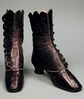 Photo of a pair of black Victorian era boots with a pointed toe and a scalloped edge Photo of a pair of black Victorian era boots with a pointed toe and a scalloped edge