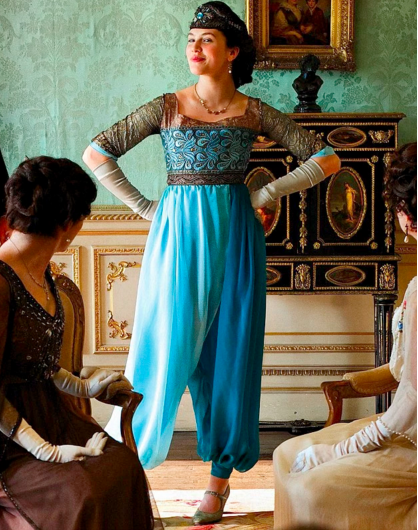 Woman wearing 1920s style vintage fashion, Downton Abbey